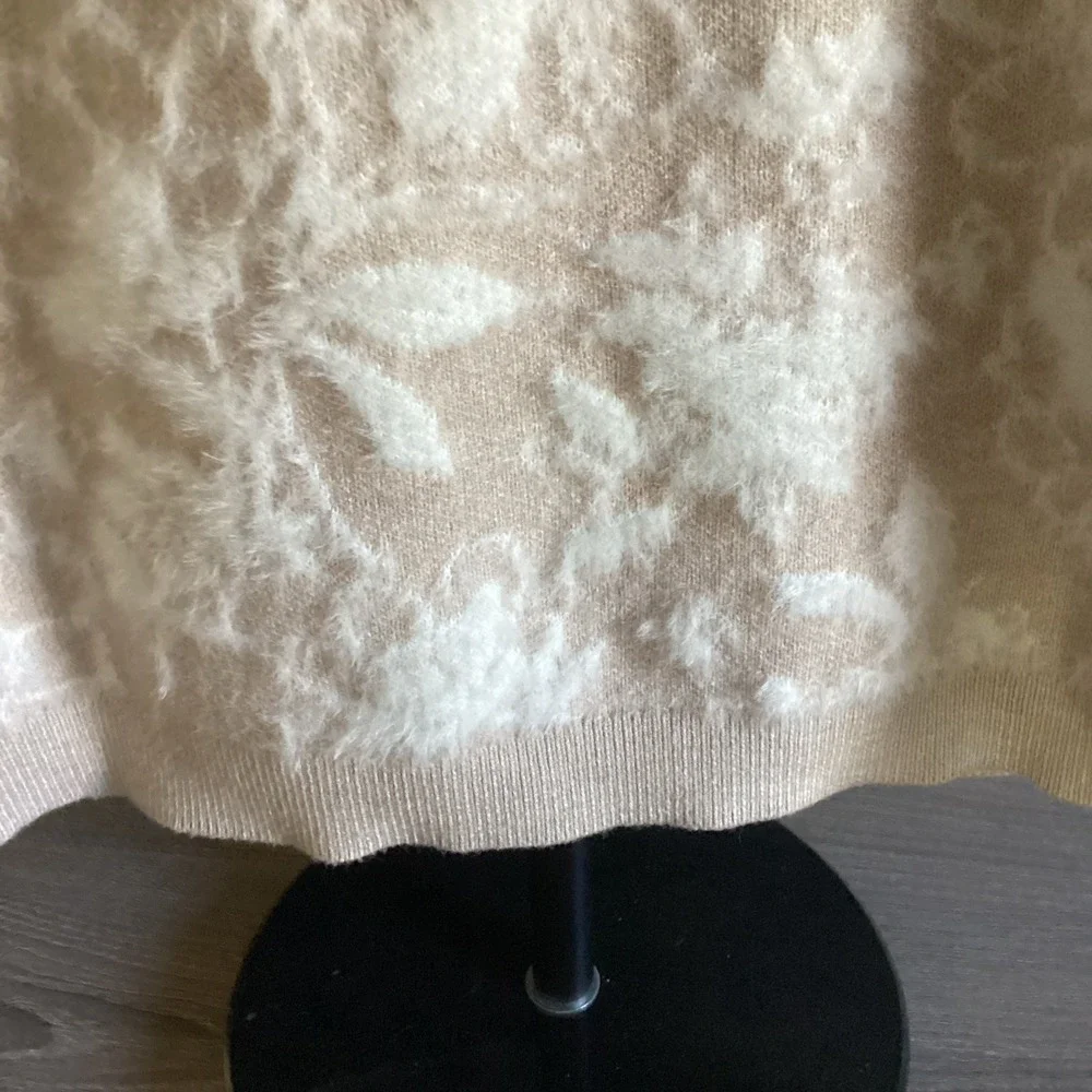 WOMANS Sweater SZ Med NWT Brown And‎ White
